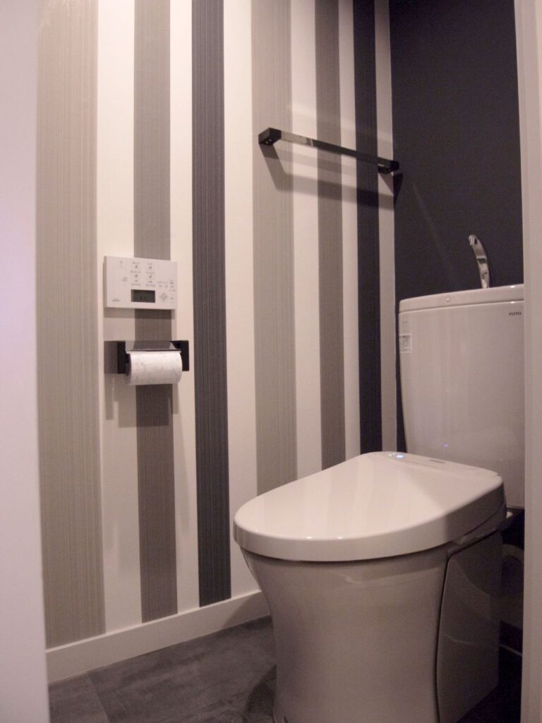 トイレのリノベーションは、水拭き可能の水性塗料Farrow＆Ballのペイントがおすすめ！