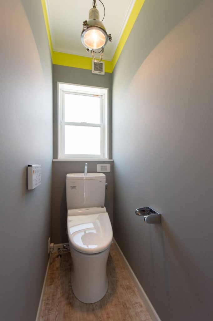トイレのリノベーションは、水拭き可能の水性塗料Farrow＆Ballのペイントがおすすめ！