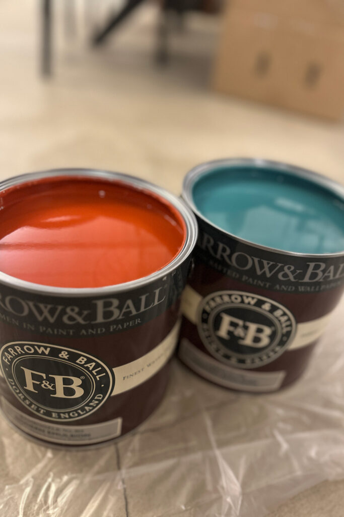 今回使用した色は2色で、Farrow&Ball 　No.304 BAMBOOZLE・No.288 VARDO